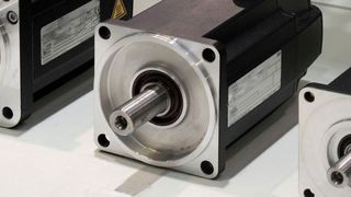 En Servoantrieb besteht aus Servomotor – Motoren unterschiedlicher Bauart – und einer (elektronischen) Regelung. (Stefanie Michel)