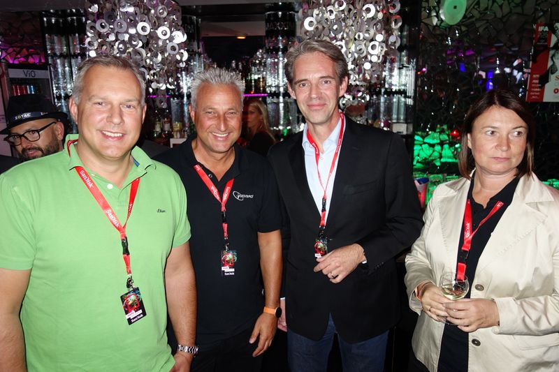 (v. l.) Jörg Reimann, UFP, Claus Mostolta, Gembird, Christian Velroyen, SanDisk und Ilona Maas, Gembird (Bild: IT-BUSINESS)