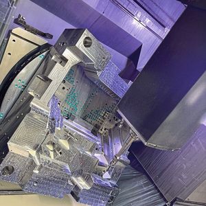 Hier sieht man die erste Formplatte bei der Schrupp- und Restmaterialzerspanung auf der 5-achsigen DMU 125 Monoblock. Bei dieser Hartbearbeitung kamen die neuen nanobeschichteten VHM-Fräser der EHHRE- und EHHBE-Reihe zum Einsatz. (Bild:  Moldino)