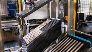 Hier übernimmt ein Yaskawa-Motoman-GP50-6-Achser bei Watts das Werkstück- und Palettenhandling. Per wasserdichtem Sensor checkt er die genaue Lage der Paletten. (Bild: Yaskawa)