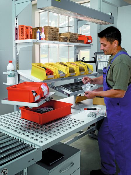 Bild 3: Ergonomisch gestaltete Montagearbeitsplätze optimieren die Greifwege. (Bild: SSI Schäfer)