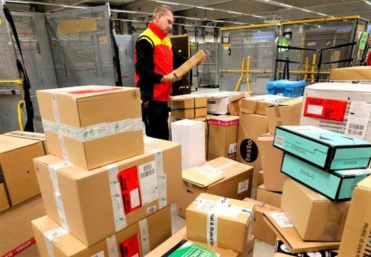 Weihnachten steht quasi vor der Tür. Doch nach dem Geschenksegen, der vielfach per Paket ins Haus schneit, kommt die Retourenlawine auf die Webshops zu. Parcellab verrät, wie man dieser effektiv begegnen kann. Hier 10 Tipps dazu. Weihnachten steht quasi vor der Tür. Doch nach dem Geschenksegen, der vielfach per Paket ins Haus schneit, kommt die Retourenlawine auf die Webshops zu. Parcellab verrät, wie man dieser effektiv begegnen kann. Hier 10 Tipps dazu.