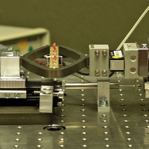 Bild 2: Prüfaufbau zur zweiaxialen Belastung von Kleinbauteilen. 