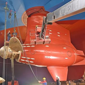 Die Azipod-Antriebe, die gerade in der Meyer Werft am Kreuzfahrtschiff „World Dream“ montiert werden, senken den Energieverbrauch und machen das Schiff manövrierfähiger.