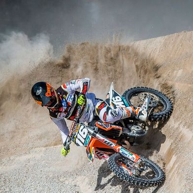 Der in die Insolvenz geratene österreichische Motorradhersteller KTM hat in Schwierigem Gelände offenbar die Kurve noch einmal gekriegt. Denn finanzielle Hilfe kam von Bajaj aus Indien und jetzt ist auch der Sanierungsplan juristisch durchgewunken worden ... (Bild: KTM)