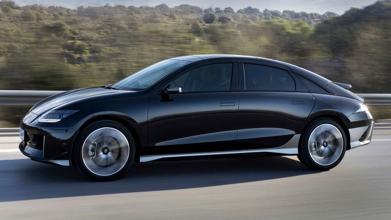 Die Seitenansicht zeigt, warum der cW-Wert des Ioniq 6 so niedrig ist. (Bild: Hyundai)