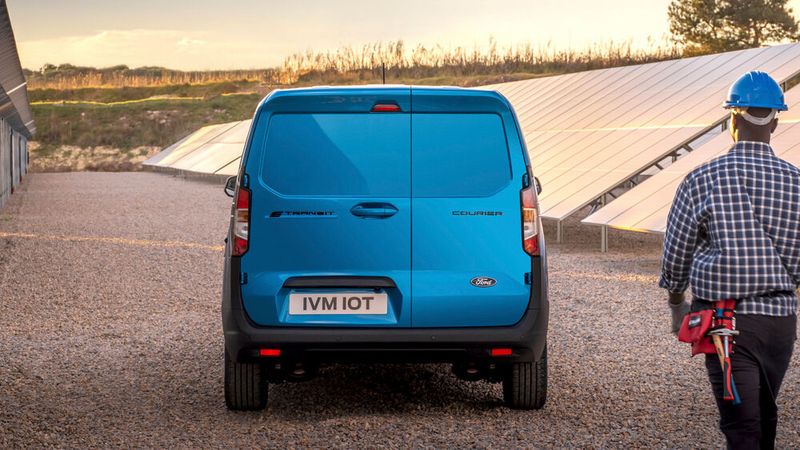 Hinter die Flügeltüren passen zwei Europaletten. (Bild: Ford)