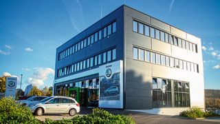 In Leonberg hat das Autohaus Weeber in diesem Jahr mit dem Greenhouse einen nachhaltigen Skoda-Betrieb eröffnet. (Bild: Autohaus Weeber)