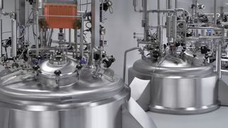 1 Zur Herstellung von Medikamenten sind reinste Substanzen und gereinigte Werkzeuge und Materialien essenziell. (Bild: Fotolia.com)