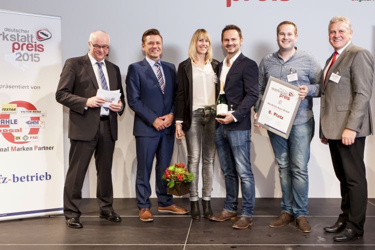 Verena und Peter Klein sowie Daniel Meyer von der Kfz-Klinik Klein (v.li.) erreichten Platz sechs beim Deutschen Werkstattpreis. (Foto: Bausewein)