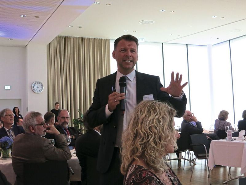 Prof. Dr. Tobias Kollmann, Universität Duisburg-Essen empfiehlt den Anwesenden: „Das Internet alleine erobern zu wollen, ist kaum möglich. In der heutigen Zeit nur Komponentenlieferant zu sein, ist ebenfalls problematisch. Also schmieden Sie Allianzen. Werden Sie Partner digitaler Start-ups.“ (Reinhardt / Devicemed)