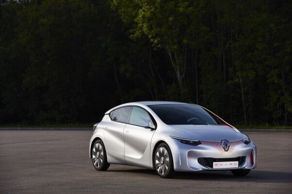 Renault präsentiert in Paris die Studie EOLAB. Das Konzeptfahrzeug kommt dank neuer „Z.E. Hybrid“-Antriebstechnik, intelligentem Leichtbau und ausgefeilter Aerodynamik mit 1,0 l Superbenzin pro 100 km aus. (Bild: Renault)