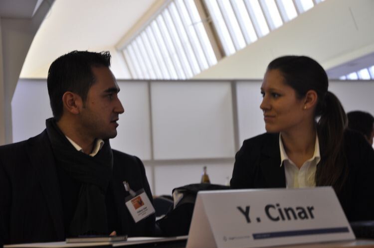 Yildiray Cinar (Autohaus Brenk) und Marie-Therese Seefelder (Mobile.de) besprechen noch einmal den Ablauf ihres Workshops. (Foto: Richter)