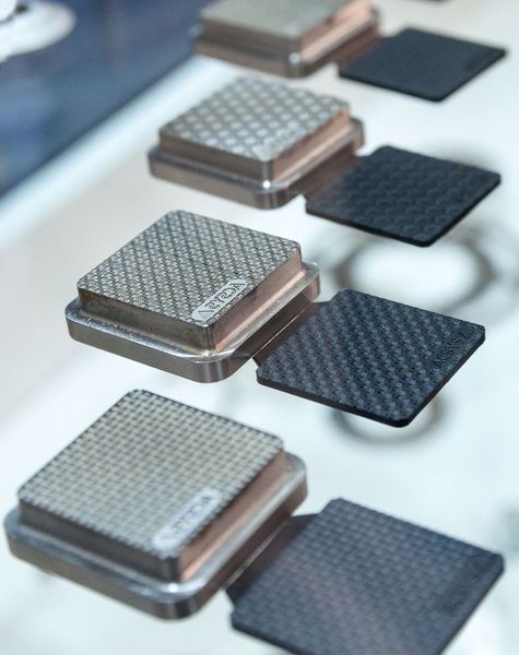 Hochpräzise Oberflächenstrukturierungen von Spritzgussformen, die mit dem neuesten Ultrakurzpuls-Lasersystem des Lasys-Ausstellers Acsys hergestellt sind. (Landesmesse Stuttgart)
