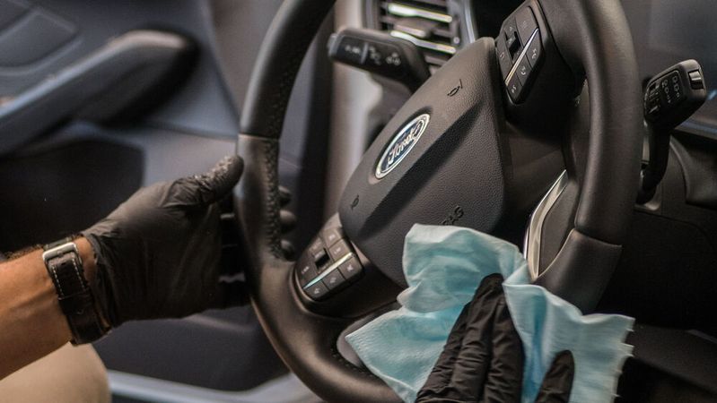 Während der Pandemie desinfizierten Kfz-Betriebe zum Schutz vor der Virusinfektion die Kundenfahrzeuge. Die Kosten dafür durften sie laut BGH-Urteil dem Kunden in Rechnung stellen.  (Bild:  ZKF)