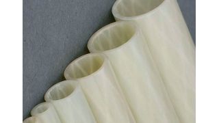 Deutschland will die Versorgung mit grünem Wasserstoff massiv forcieren. Dazu muss aber in Sachen Kosten einiges nach unten gelevelt werden, was etwa die Verrohrung von Elektrolyseuren angeht. Rohre aus glasfaserverstärktem Kunststoff (GFK) sollen dabei helfen ... (Bild: GF-Fuzzy)