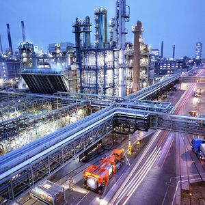 Mit innovativen Technologien wie dem Bayer Climate Check optimiert das Unternehmen die Energieeffizienz in der Produktion und trägt zur Entkopplung des wirtschaftlichen Wachstums vom Ressourcenverbrauch teil. 