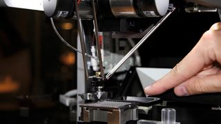 Dieser parallelkinematische Roboter des Westschweizer Unternehmens Asyril SA baut enorm kompakt und 'handelt' kleinste Teilchen ab 0,5 mm mit einer Positioniergenauigkeit von 1/100 mm. Mehr hierzu in Teil 2 unserer Siams-Nachschau SMM 13/2012. (Bild: Matthias Böhm)