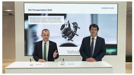 Matthias Zink, Vorstand Automotive Technologies der Schaeffler AG, stellte auf der IAA Transportation u.a. eine neue Radlager-Einheit für Nutzfahrzeuge vor.(Bild:  Schaeffler)
