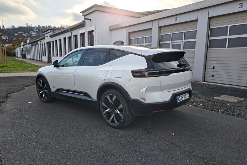 10. Anhängerkupplung elektrisch und versteckt Die optionale vollelektrische Anhängerkupplung fährt auf Knopfdruck aus und verschwindet bei Nichtgebrauch unsichtbar hinter der Stoßstange. Mit 2.200 Kilogramm Anhängelast (bei Allradmodellen) eignet sich der Polestar 3 als Zugfahrzeug. (Bild: Sven Prawitz/Vogel Communications Group)