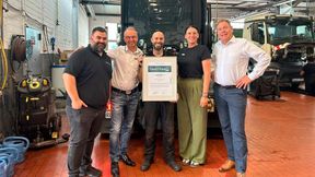 Servicemitarbeiter aus dem Autohaus Heinrich Göbel präsentieren stolz die Auszeichnung „Best of S24h Van“, die für gute Werkstattleistungen im Transportergeschäft verliehen wird. (Bild: Autohaus Heinrich Göbel)