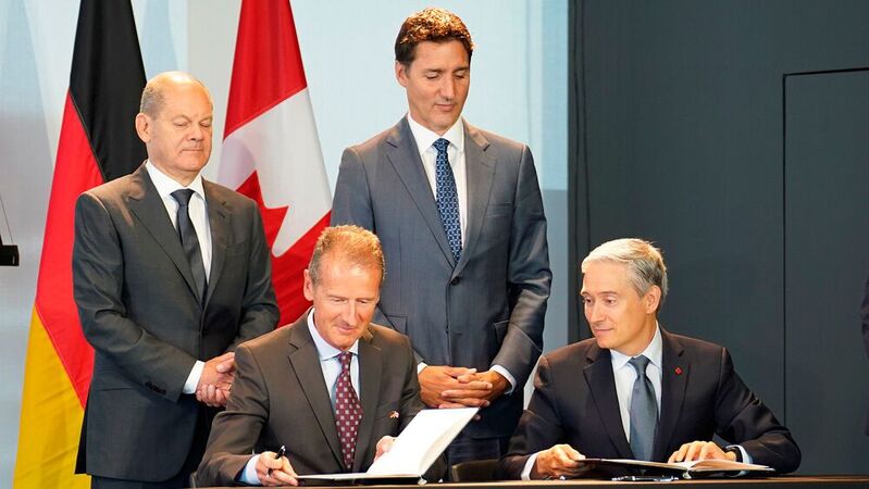 Bundeskanzler Scholz und Kanadas Premier Trudeau waren bei der Unterzeichnung der VW-Erklärung anwesend.