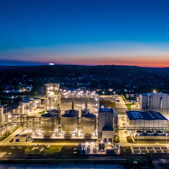 Die Anlage kann bei Erreichen der angestrebten technischen Parameter jährlich 250.000 Tonnen Stroh verarbeiten, um 50.000 Tonnen Zellulose-Ethanol (Nennkapazität der Anlage) zu produzieren. Die Anlage kann bei Erreichen der angestrebten technischen Parameter jährlich 250.000 Tonnen Stroh verarbeiten, um 50.000 Tonnen Zellulose-Ethanol (Nennkapazität der Anlage) zu produzieren.