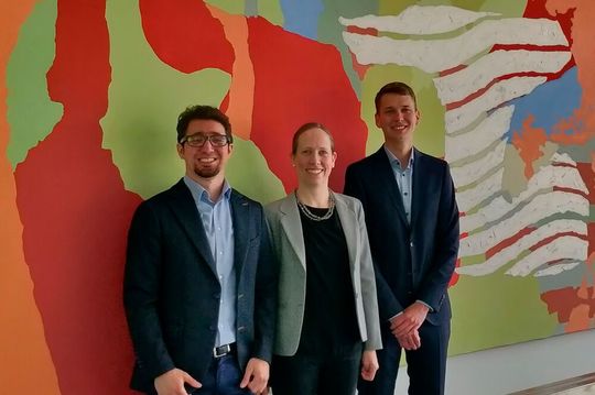 Neuromorphe Materialien sollen dabei helfen, Hard- und Software so zu optimieren, dass damit zum Beispiel das autonome Fahren wirklich praxistauglich wird. Daran forschen (von links): Dr. Eduardo Domínguez Vázquez, Dr. Susanne Baumann und Dr. Hermann Osterhage.(Bild:  Privat)