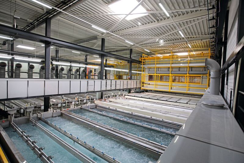 Vollautomatische Eloxalanlage der BWB-Altenrhein AG. (Bild: BWB Oberflächentechnik)