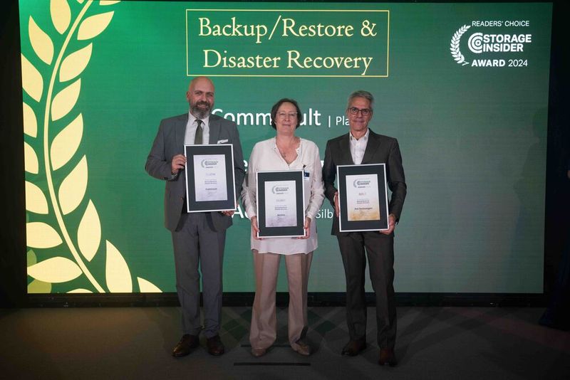 Lösungen der Kategorie „Backup/Restore & Disaster Recovery“ stellen gewissermaßen das Sicherheitsnetz für die Unternehmensdaten dar. Im Namen der Storage-Insider-Leser werden ausgezeichnet: Nevzat Bucioglu (Commvault, Platin), Gaia Del Zoppo (Acronis, Silber) und Michael Rufer (Dell Technologies, Gold). (Bild: Manuel Emme Fotografie)