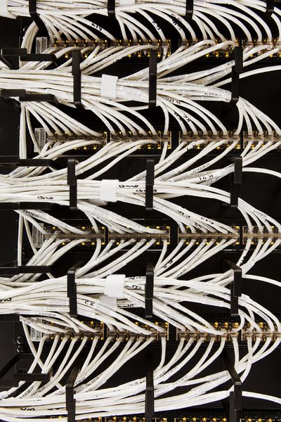 Google Datacenter: kunstvoll verlegte Kabelstränge (Bild: Google)