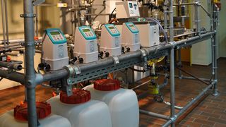 Die Laboranlage produziert anfangs Calciumcarbonat durch Umkristallisation. (Bild. Siemens)