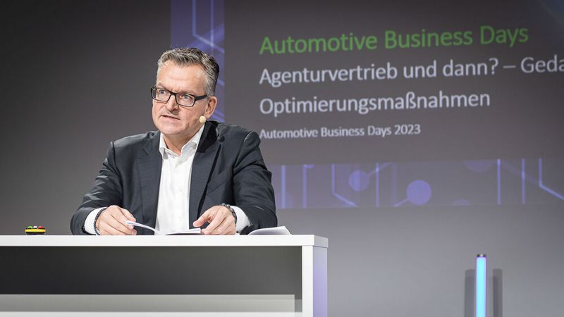 Rechtsanwalt Christoph Welter gab den Teilnehmern wertvolle Hinweise zu rechtlichen und steuerlichen Optimierungsmaßnahmen im Hinblick auf den Agenturvertrieb. (Bild: Stefan Bausewein)