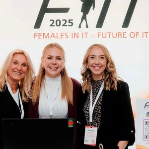 Das Empfangsteam der Vogel IT-Akademie begrüßt die Teilnehmerinnen beim FIT-Kongress 2025 in Augsburg.(Bild:  Manuel Emme Fotografie)