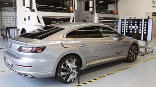 Werkstätten können beim Kalibriersystem RCCS 3 von Texa zwischen einer analogen (klassische Tafeln) und einer digitalen Variante mit einem Flachbildschirm wählen. (Bild: »kfz-betrieb« / Dominsky)