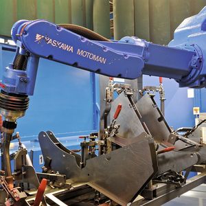 Der hängend an einer Verfahrachse angeordnete Schweißroboter kann jede Position in der optimalen Schweißlage anfahren.