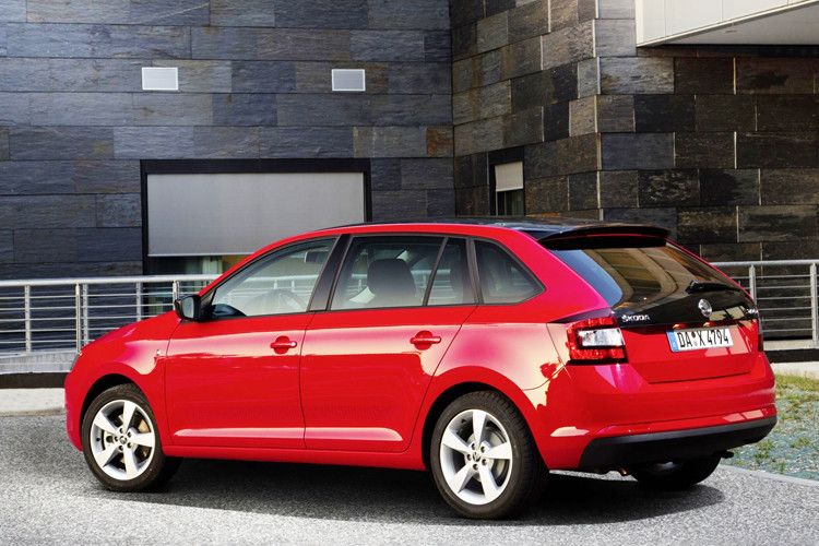 Ordert man das Style-Paket, das neben dem großen Panorama-Glasdach auch die verlängerte Heckscheibe umfasst, macht der Skoda Rapid sogar eine ausgesprochen gute Figur. (Skoda)