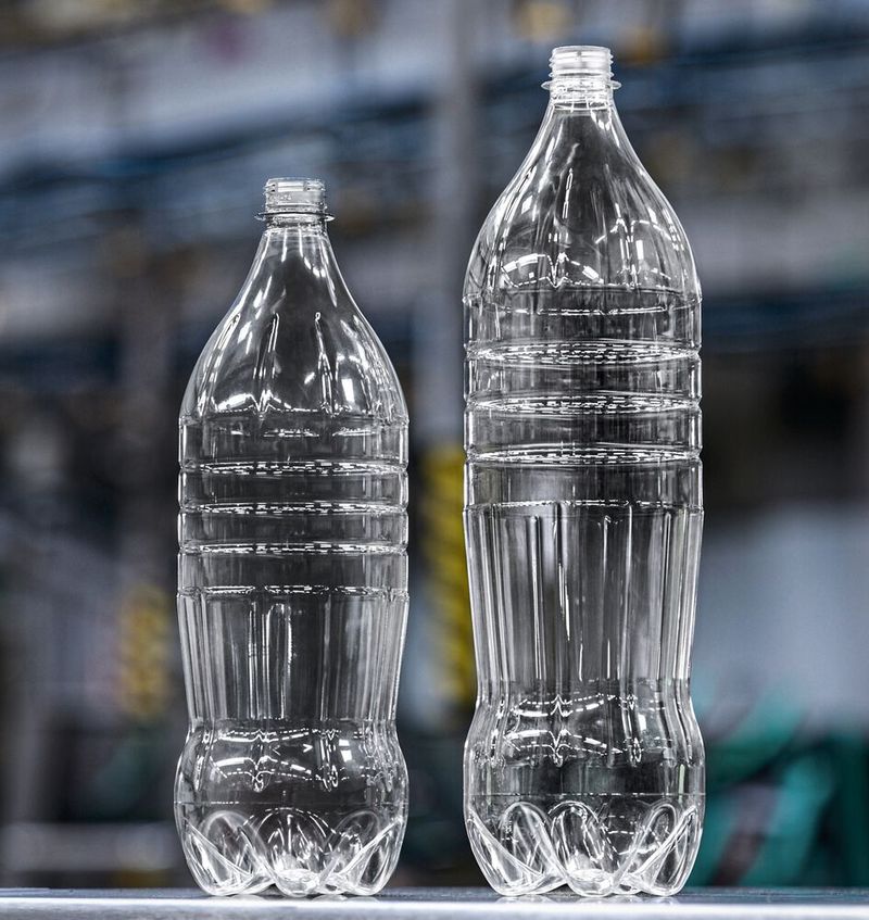 Die Inno-PET Blomax produziert am Coca-Cola-Standort Knetzgau bis zu 20.000 Behälter pro Stunde für das 2,0-Liter-Format und bis zu 30.000 Behälter pro Stunde für das 1,5-Liter-Format.(Bild:  Frank Reinhold)
