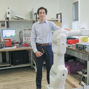Sébastien Mazerolle, directeur général de Cybelec SA dans le laboratoire d’essai de l’entreprise à Yverdon-les-Bains.  (Source : Cybelec SA)