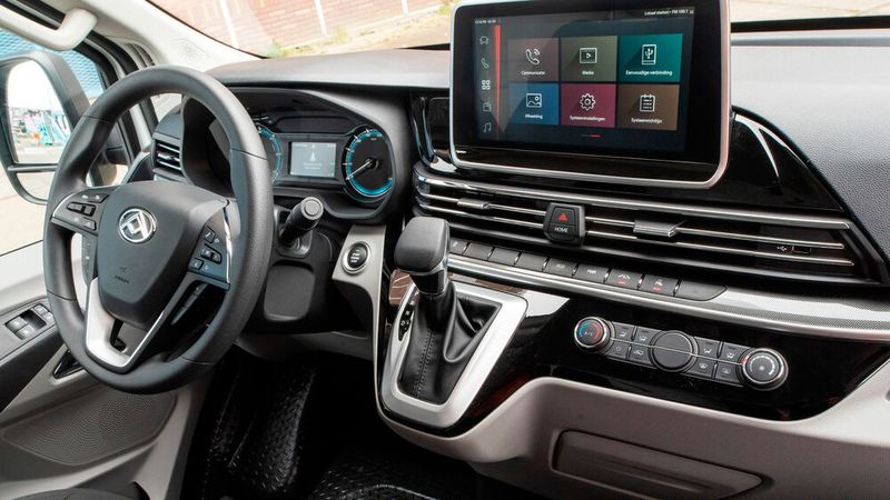 Der Maxus E-Deliver 9 hat zum Beispiel einen freischwebenden Touch-Screen-Bildschirm in iPad-Größe, der auch als Monitor für die Rückfahrkamera dient. (Bild: Maxus)