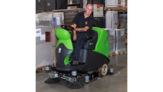 Die Reinigungsmaschine kehrt in einem Arbeitsgang Grobschmutz auf, bindet aufliegenden Staub und reinigt anhaftenden Schmutz nass. (Bild: IP Gansow)