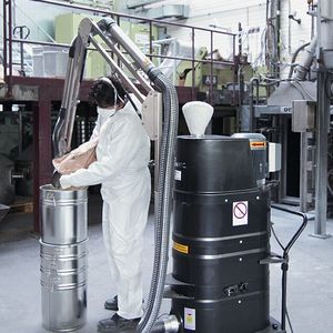 Häufig kommen Staub-Ex-Sauger in sensiblen Anwendungsbereichen zum Einsatz – wie hier beim Ab- und Umfüllen von Zugabestoffen für die Pulvermetall-verarbeitung. Für Zone-22-­Sauger gilt seit Mai 2017 eine neue Produktnorm.(Bild:  Ruwac)