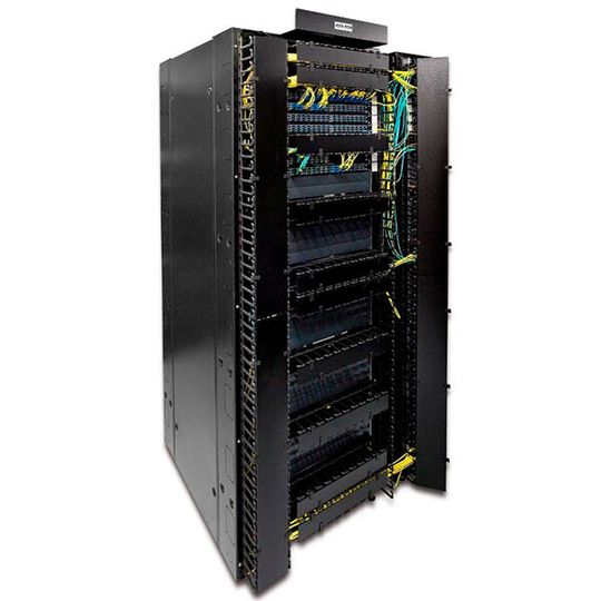 DC-PLR, ein innovatives barrierefreies Kabel-Management-System für hochverdichtete Rechenzentrums-Infrastrukturen von Rosenberger OSI, ermöglicht den Bau passiver Rechenzentrums-Patchverteiler mit höchster Packungsdichte. Der Rack kommt werksmontiert daher.(Bild:  Rosenberger OSI)