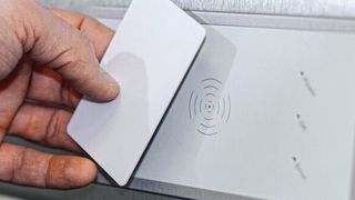 Mittlerweile gibt es integrierte RFID-Reader für die schnelle und sichere Zugriffskontrolle auf HMI-Systeme auch für den Einsatz im Ex-Bereich. (Bild: R. Stahl)