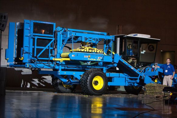 Der ProSlab 155 von Firefly Equipment ist eine Erntemaschine für Rasenstücke. Die automatische Anpassung des Erntevorgangs an die jeweiligen Boden- und Wetterbedingungen erlaubt einen sehr effizienten Betrieb. (Bilder: National Instruments)