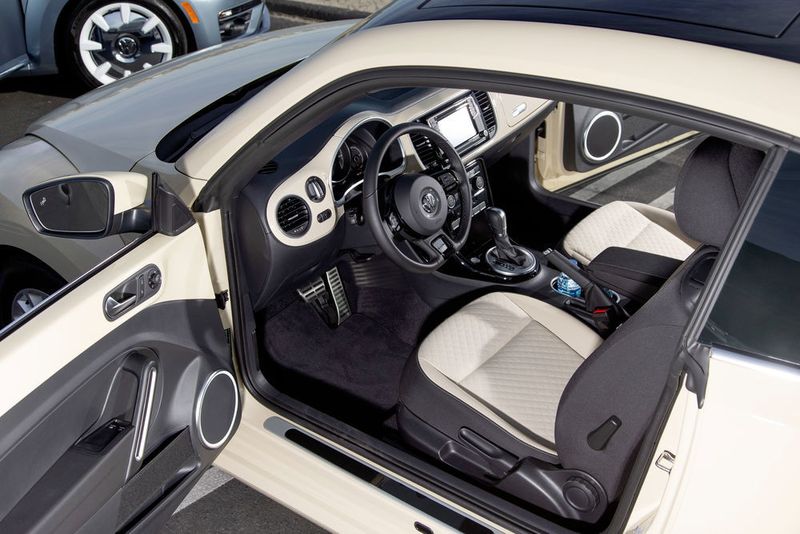 Das Interieur wurde aufgewertet: mit liebevoll gearbeiteten Kunstledersitzen im SE bzw. Ledersitzen im SEL und einem hellen Armaturenbrett.  (Volkswagen)