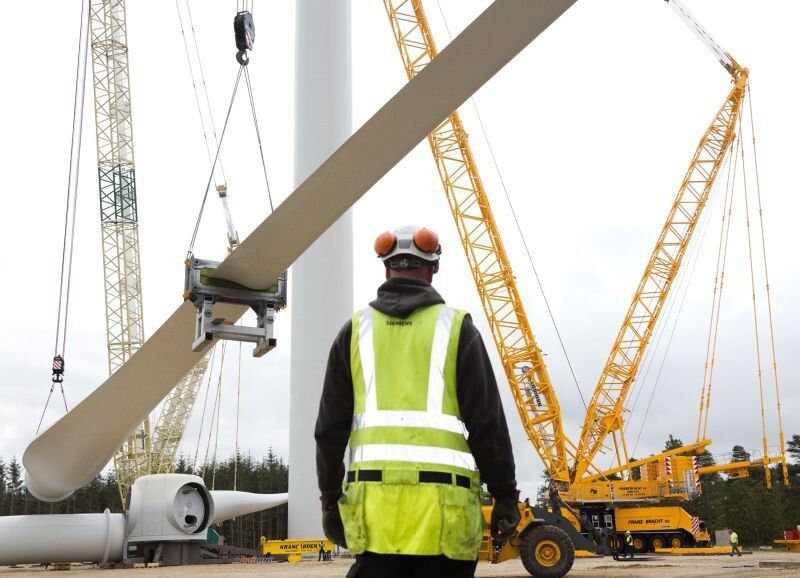Der erste Prototyp der Weltrekord-Windturbine auf dem Weg durch Dänemark, bei Aufbau und Tests (Siemens)