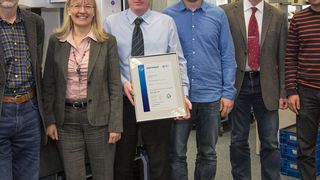 Offizielle Zertifikats-Übergabe mit Mitgliedern der Geschäftsleitung und Mitarbeitern der Qualitätssicherung bei F. Morat am Stammsitz in Eisenbach (v.l.n.r.: Hans Dorer, Silke Rothe, Valerian Hühnergart, Daniel Schätzle, Jörg Hansen, Nabil Ben Ounis) (Bild: F Morat)