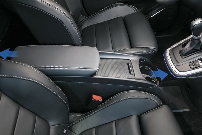 Die Zeit im Fahrzeug flexibler nutzen: Stauraumkonzepte helfen dabei, zum Beispiel Mittelkonsolen, die sich zwischen allen Sitzreihen verschieben lassen. (Schock Metall)