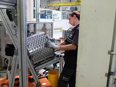 Nach der Montage der Trommel mit Stirnboden, Bodenscheibe und Tragstern erfolgt unter anderem eine Sichtprüfung. (Bild: Kuhn)